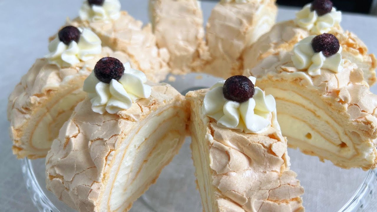 Meringue-rulla uudenvuoden 2026 juhliin: kuuluisan kondiittorin jälkiruoka – rapea marenki ja ilmava kerma