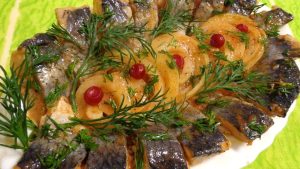 Vilnan tapaan valmistettu silli on perinteinen jouluaaton ruokalajini. Valmistusaika on 10 minuuttia, ja herkullinen alkupala on valmis.