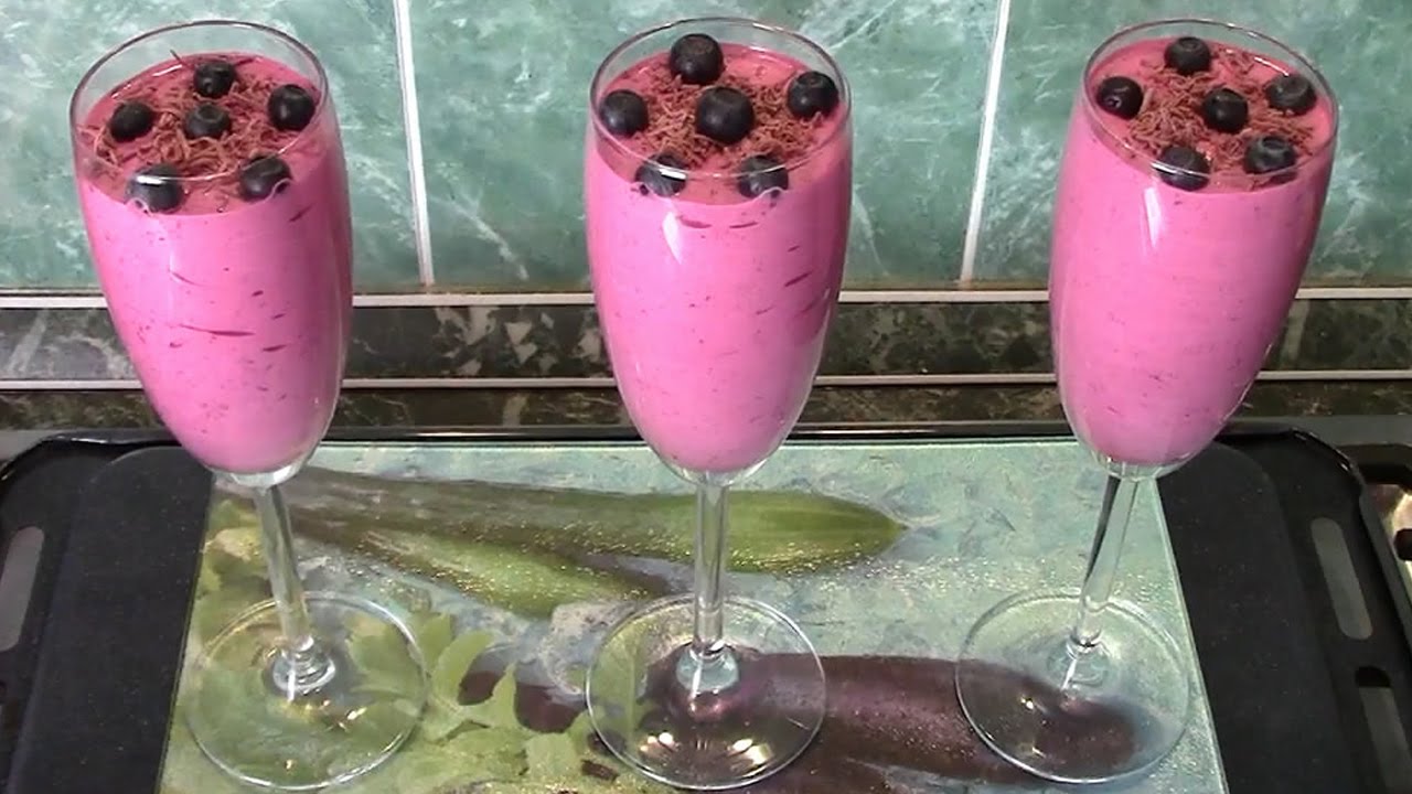 Mustikka- tai punaherukumousse: kaksi makeaa ja kermaista jälkiruokaa, jotka tarjoavat sinulle herkullisen lopputuloksen.