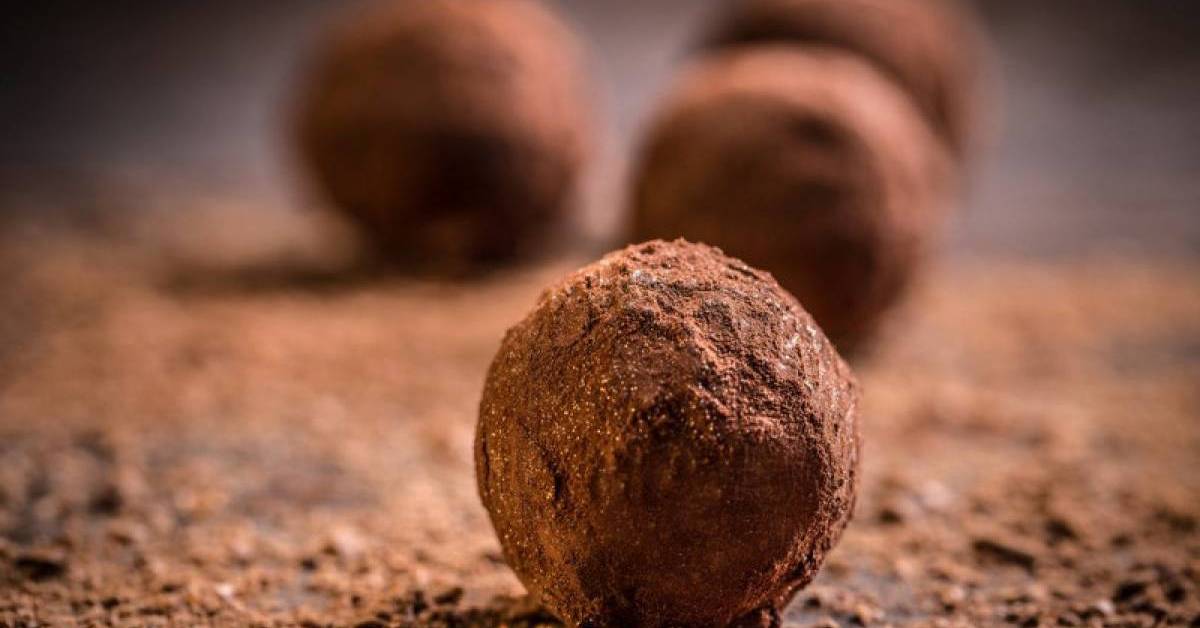 Truffelit tummalla suklaalla ja viskikermalla