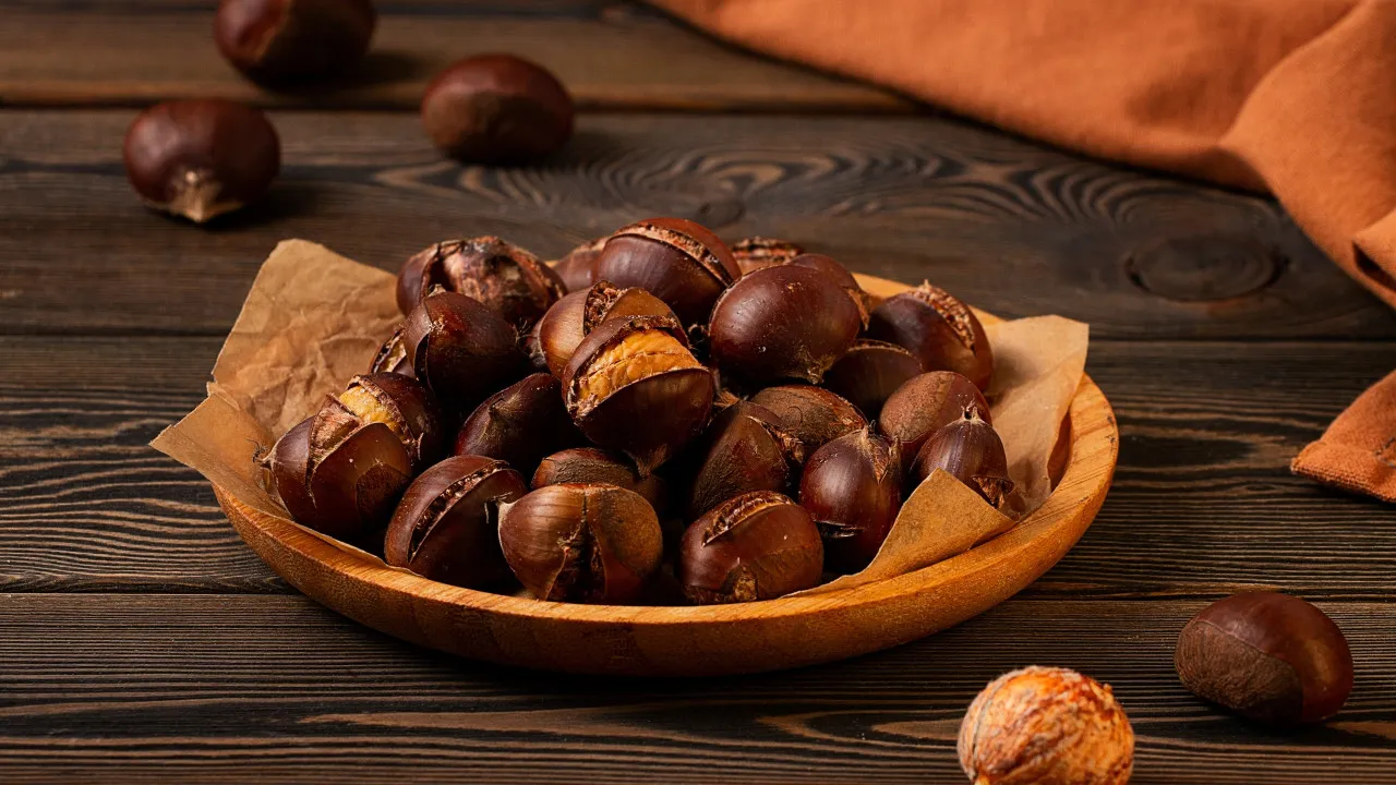 Ilmauunissa paistetut kastanjat: maistuvat samalta kuin joulumarkkinoilla.