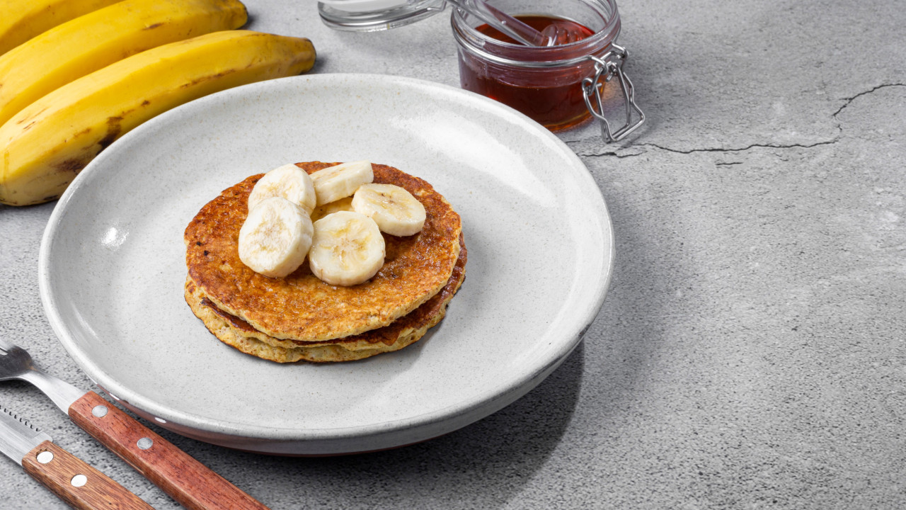 Kuinka valmistaa terveellisiä kaurapuuropannukakkuja banaanilla 15 minuutissa