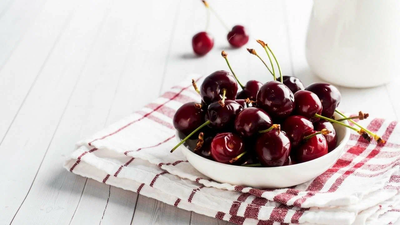 Muna- ja voittomaton suklaakakku kirsikoilla – taikina valmistuu 5 minuutissa, kun vieraat ovat jo ovella