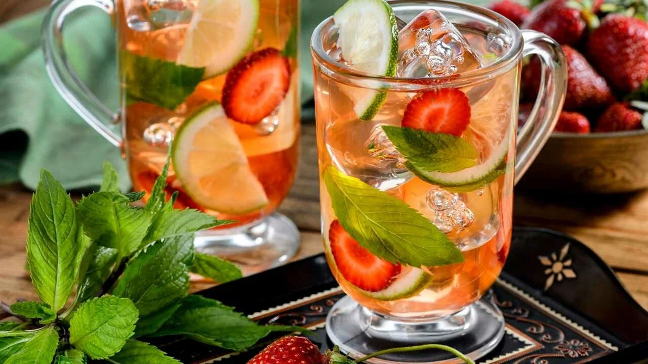 Alkoholittomat cocktailit ja tee: alkoholittomien juomien trendi on kasvattamassa suosiotaan nuorten keskuudessa ja cocktailkulttuurissa.