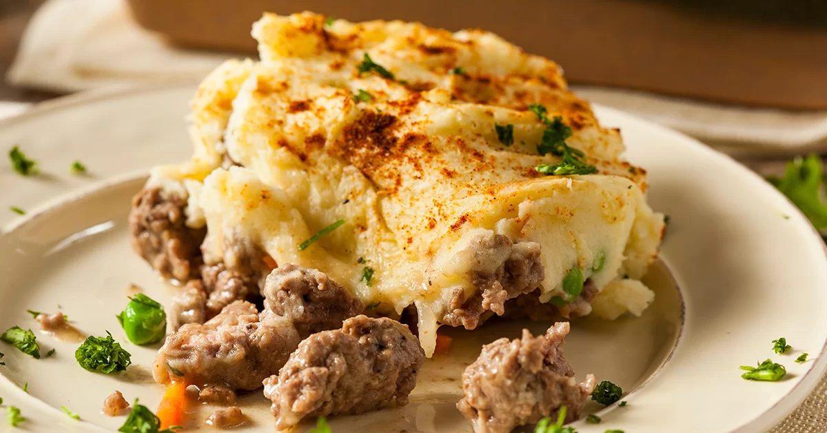 Oletko kyllästynyt lihapullien ja lisukkeiden yhdistelmään? Valmistan lihapullia ”Kuten isoäiti teki” -reseptin mukaan, ja päälle laitan perunamuusia: klassinen valinta kodikkaaseen illalliseen.