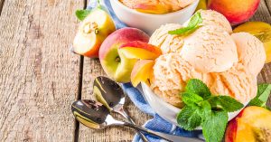 Kuinka valmistaa kotitekoista persikkajäätelöä terveelliseksi välipalaksi