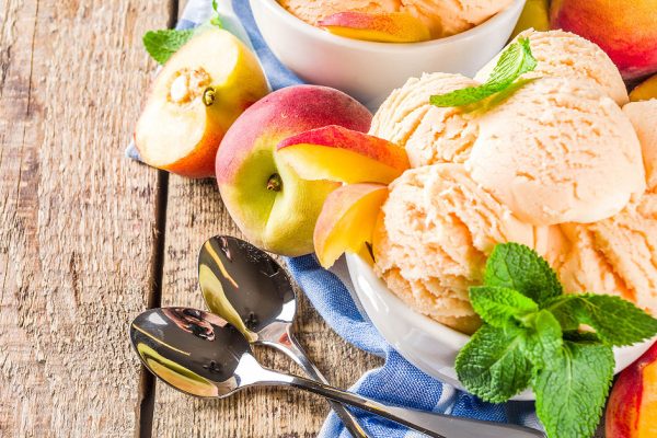 persikkajäätelöä