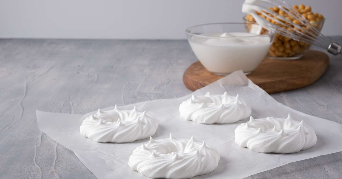 Ei enää kakkuja. Valmistan mini-meringuja pistaasipähkinöillä ja suklaamoussella – vertaansa vailla oleva herkku ja helppo valmistaa