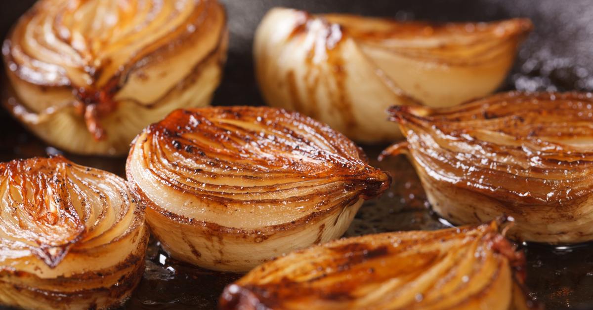 Mini-kakut karamellisoidulla sipulilla ja lampaanjuustolla