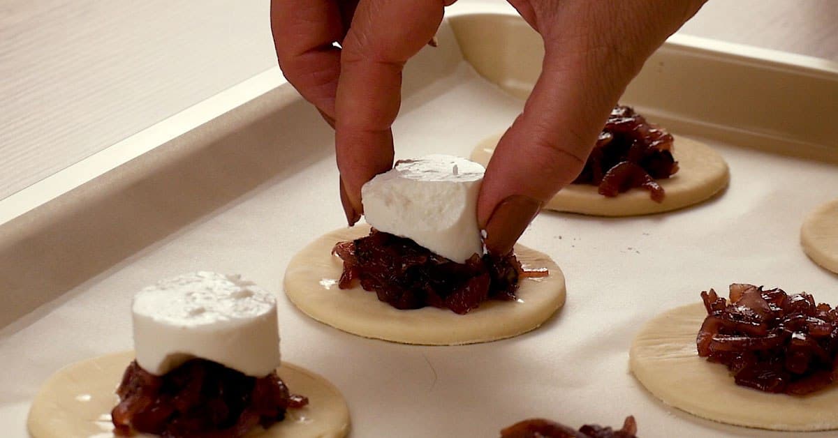 Mini-kakut karamellisoidulla sipulilla ja lampaanjuustolla