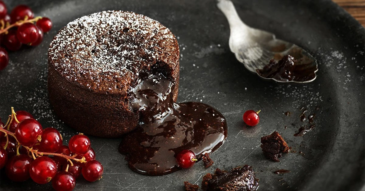 Kotitekoinen suklaafondant 6 minuutissa – jälkiruoka, jonka jokainen voi valmistaa.