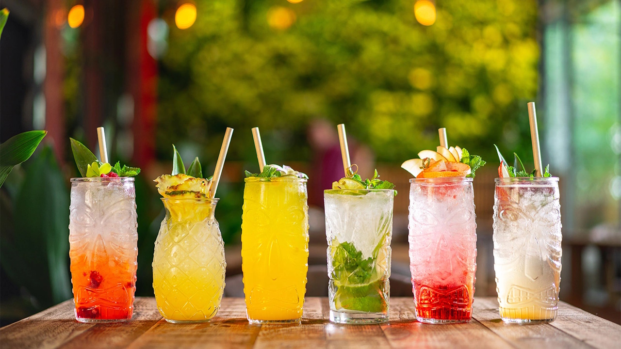 Alkoholittomat cocktailit ja tee: alkoholittomien juomien trendi on kasvattamassa suosiotaan nuorten keskuudessa ja cocktailkulttuurissa.