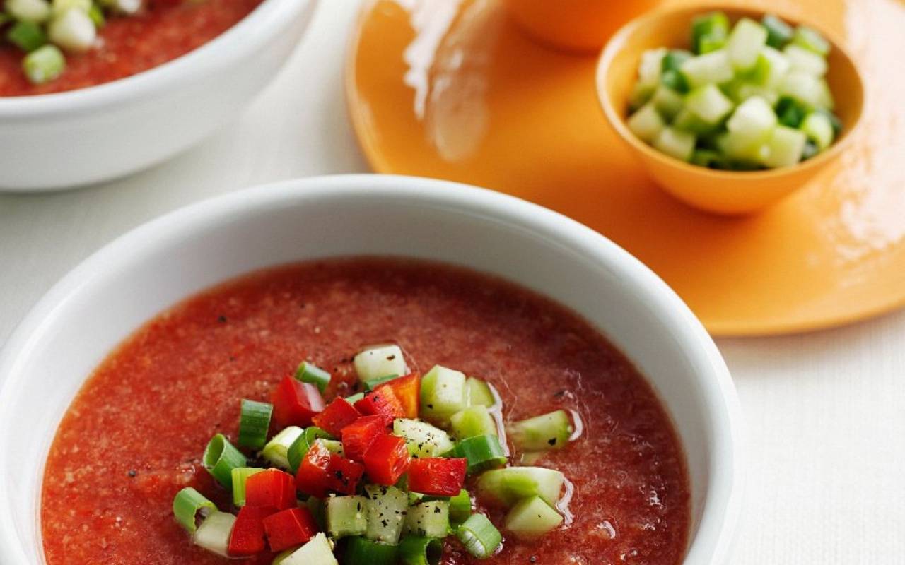 Paahdettujen tomaattien kerma basilikan ja parmesaanin kera