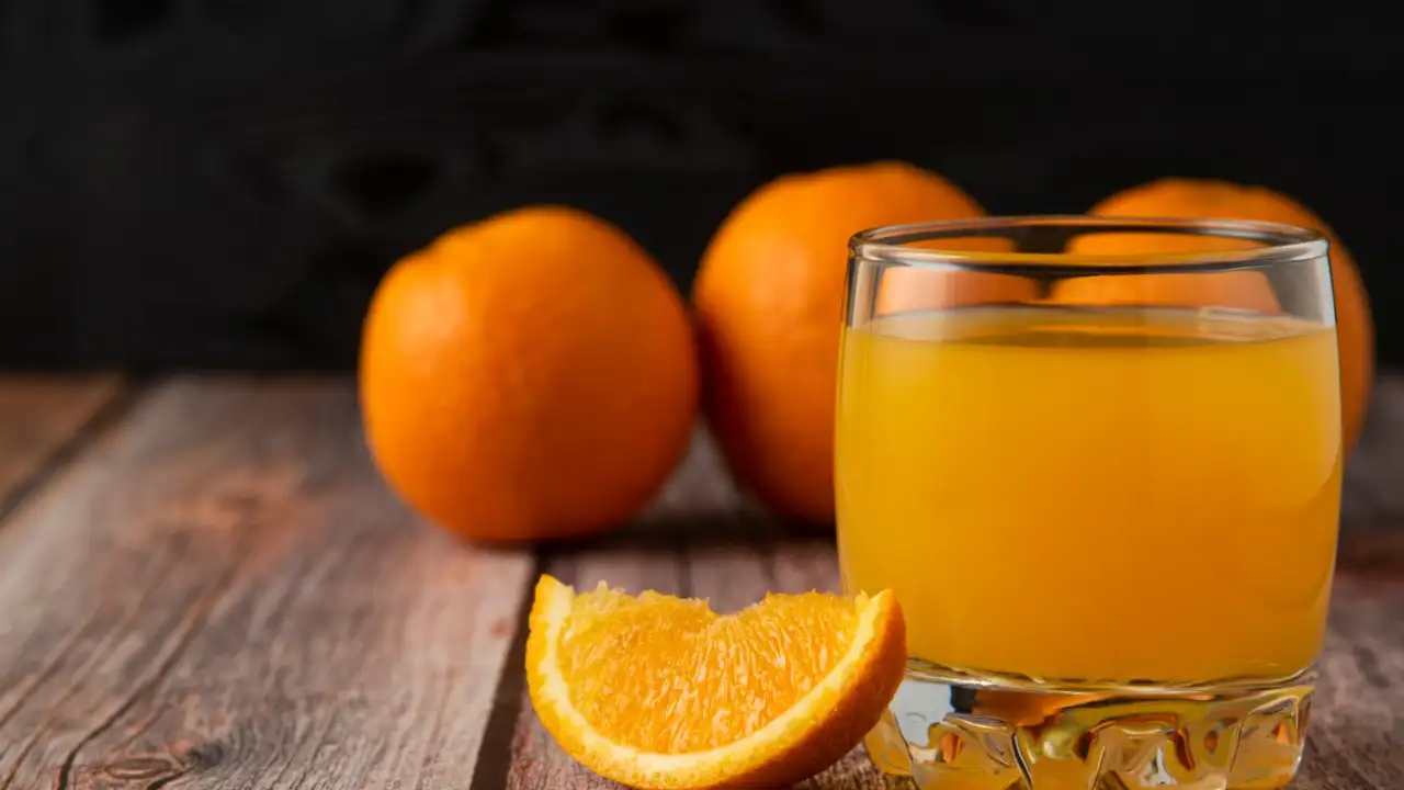 Kuinka monta kiloa appelsiineja tarvitaan 1 litran mehun valmistamiseen?