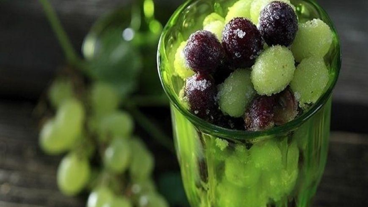 Jäädytetyt viinirypäleet sokerilla ja sitruunalla – virkistävä alkupala, jonka voit valmistaa, jos sinulla on jäljellä viinirypäleitä uudenvuoden juhliin.