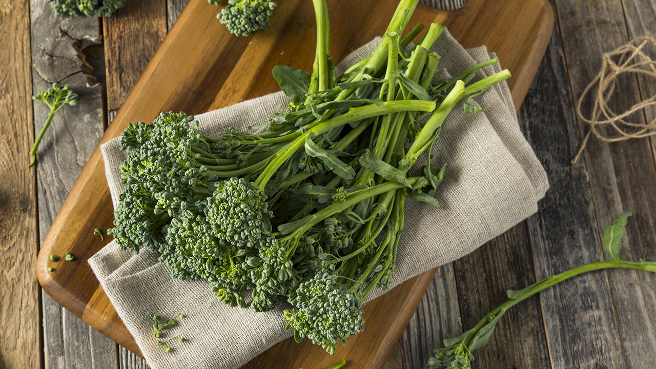 Sen sijaan, että keittäisit parsakaalin, valmista se tämän helpon aasialaisen reseptin mukaan, niin se maistuu paljon paremmalta.