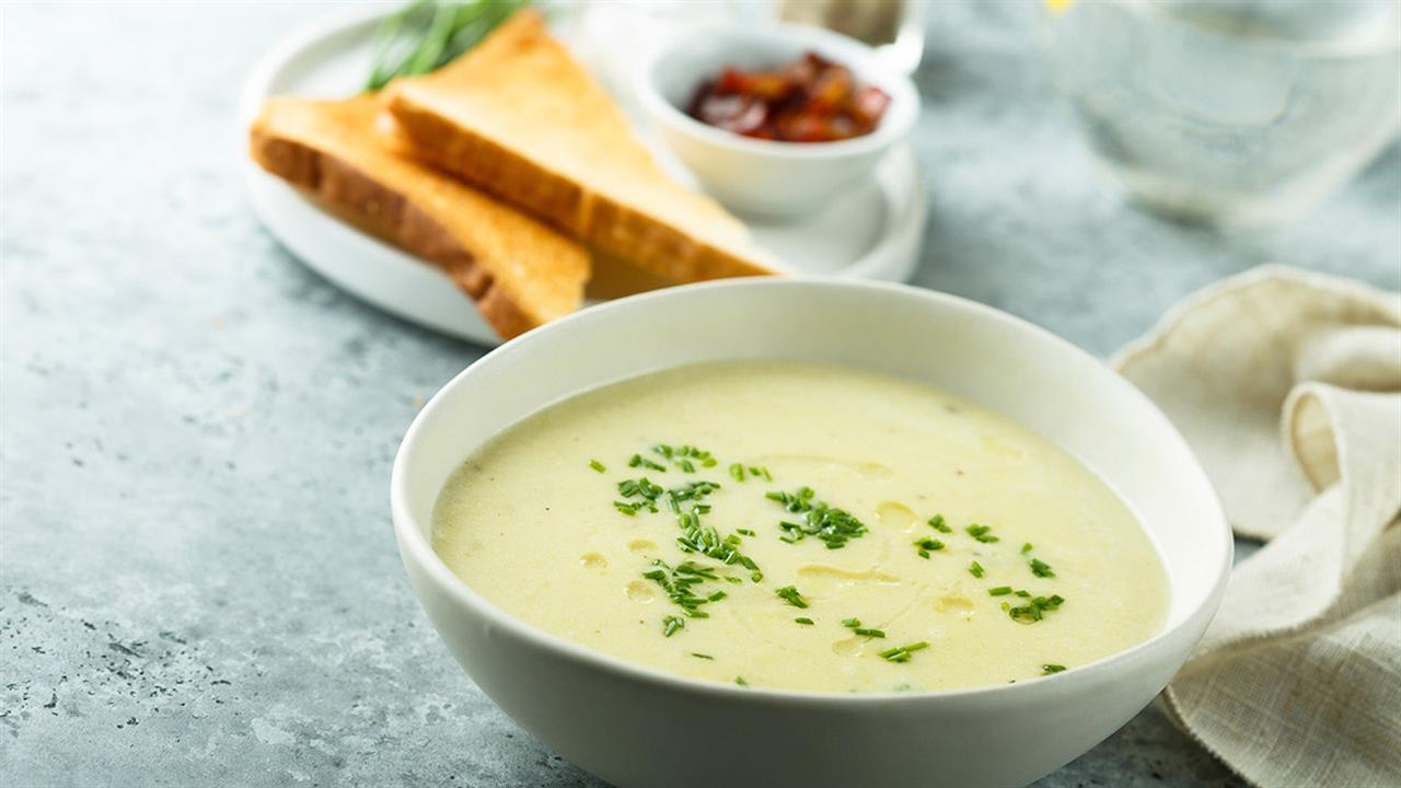 Kermainen peruna-sipulikeitto smetanan kanssa – juuri se tekee siitä erityisen kermaisen.