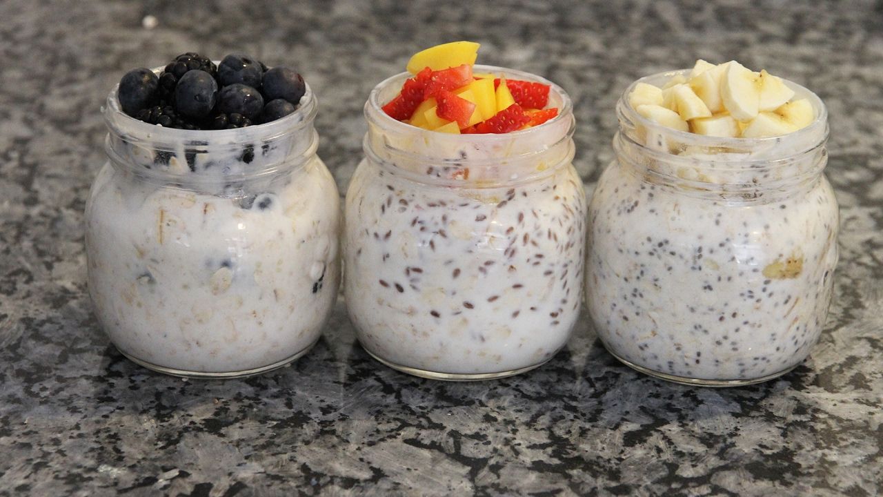 Yön yli valmistettu kaurapuuro kefyyrillä, marjoilla ja pähkinöillä.