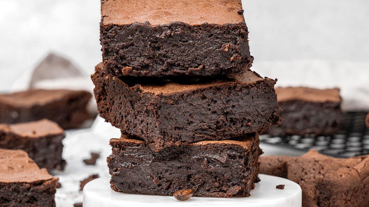 Suklaa, kirsikka ja salainen ainesosa! Valmistan browniesia mausteisella hunajalla ja soijakastikkeella. Maku on taianomainen