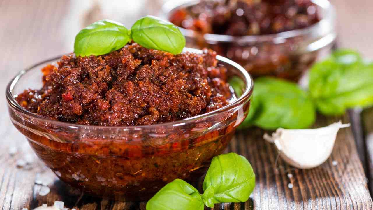 Pesto rosso kuivatuista tomaateista – nopea italialainen kastike pastaan ja voileipiin.