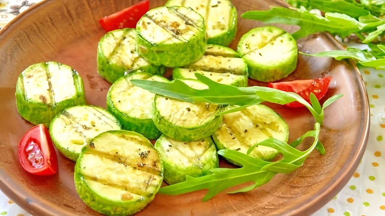 Paistetut kesäkurpitsat. Hyödyllinen ja helppo resepti lisukkeeksi.