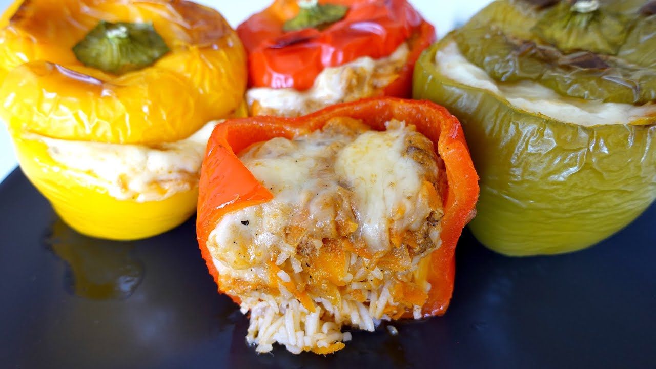 Tunnet, anjoviksilla ja juustolla täytetyt paprikat ovat helppo ja maukas alkupala juhlapöytään.