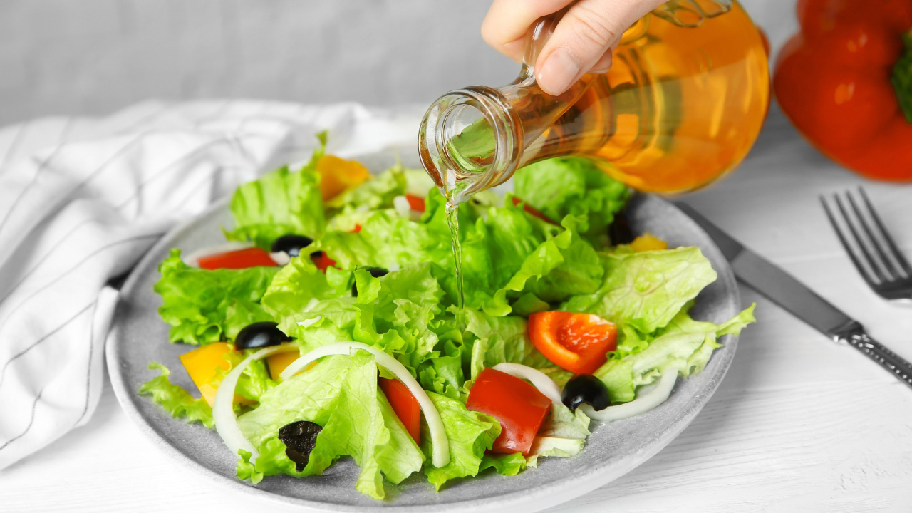 Keittiömestari: ”Perussalaattikastike, joka onnistuu aina, valmistetaan 50 ml:sta öljyä, 4 g:sta suolaa ja 10 g:sta tätä mausteita.”