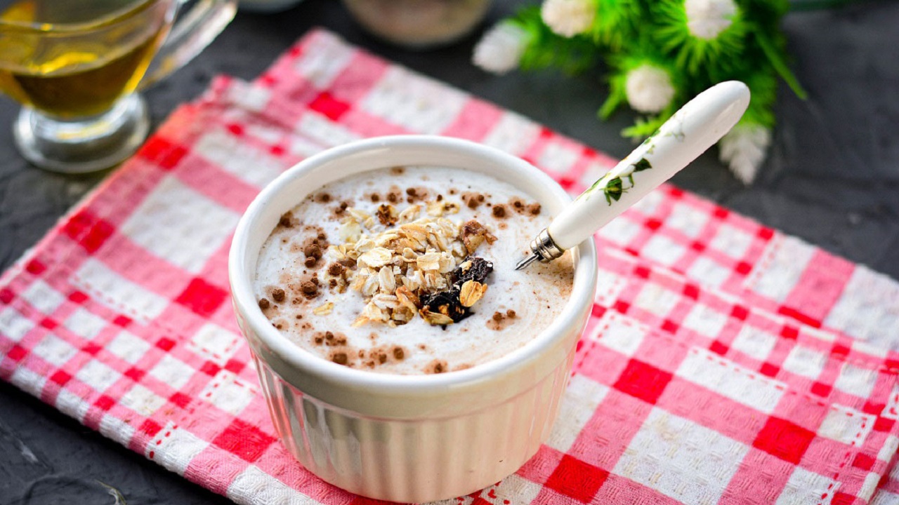 Yön yli valmistettu kaurapuuro kefyyrillä, marjoilla ja pähkinöillä.