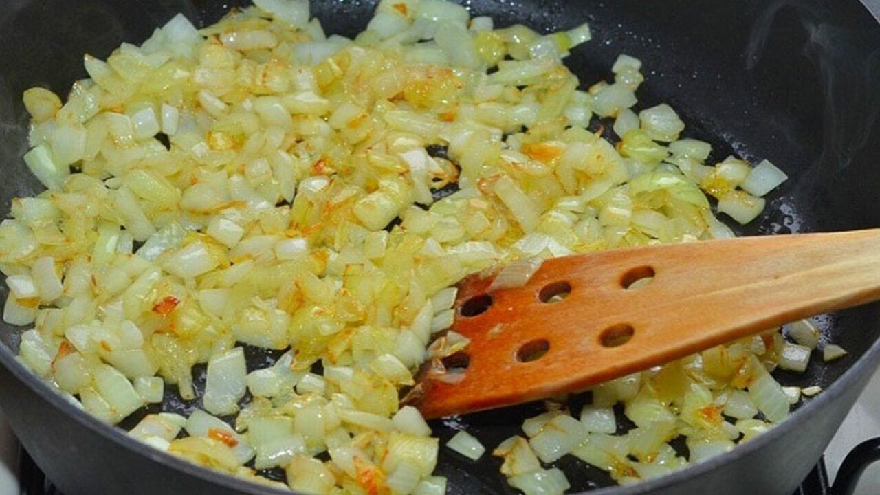 Ei öljyä, ei lämpötilaa: tehokas temppu, jota kokit käyttävät, jotta sipuli ei pala paistamisen aikana.