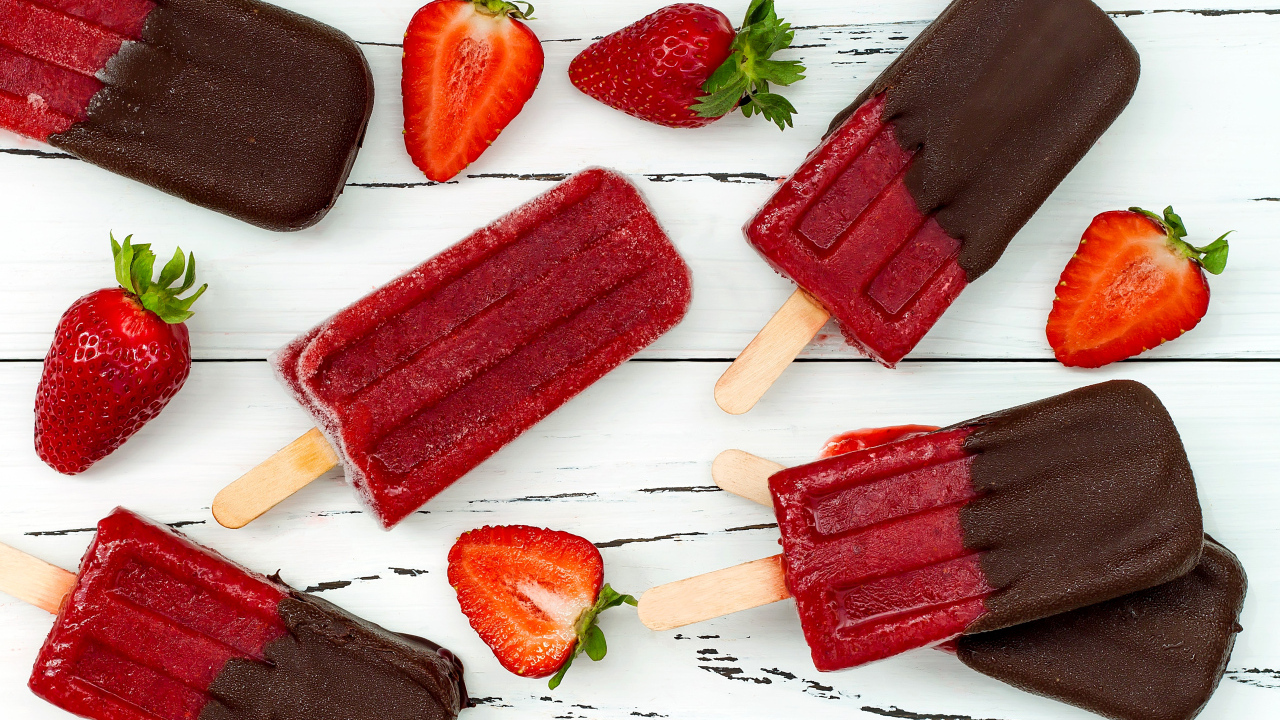 Tuoreet ja sokerittomat: kuinka valmistaa herkullisia pakastettuja jälkiruokia, jotka maistuvat mansikkajuustokakulta.