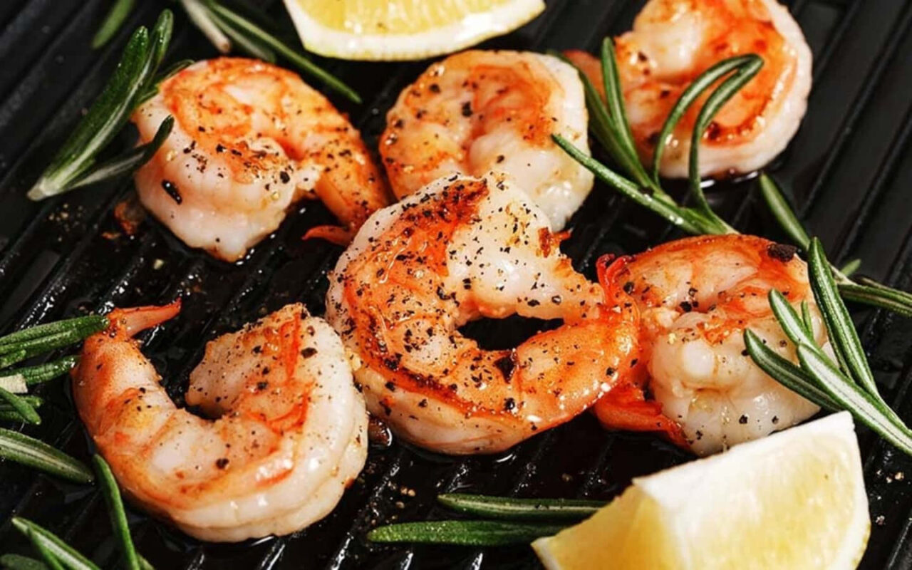 Karameellisoiduilla katkaravuilla ja avokadolla täytetyt paahtoleivät