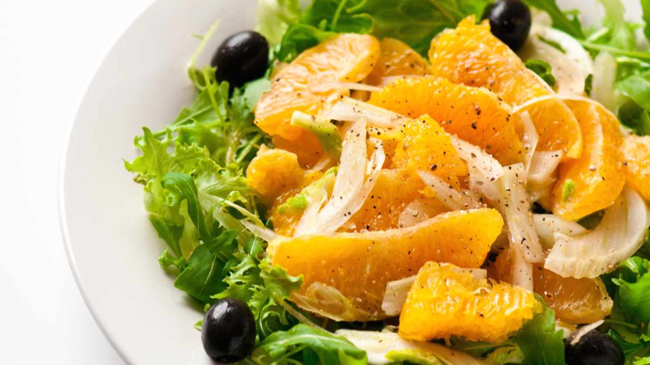 Appelsiini-fenkolisalaatti on raikas ja terveellinen resepti, joka valmistetaan sesongin raaka-aineista.