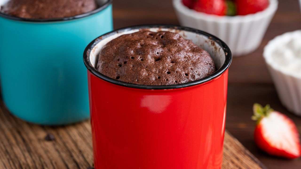 Mikroaaltouunissa valmistettu suklaakakku: pikaresepti, joka vie vain muutaman minuutin ja onnistuu aina.