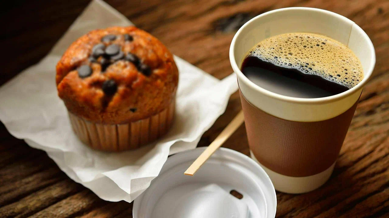 Tammikuun alennusmyynnin yhteydessä baristalle tarkoitetun kahvinkeittimen, joka valmistaa joka aamu kermaista kahvia, hinta laski puoleen.