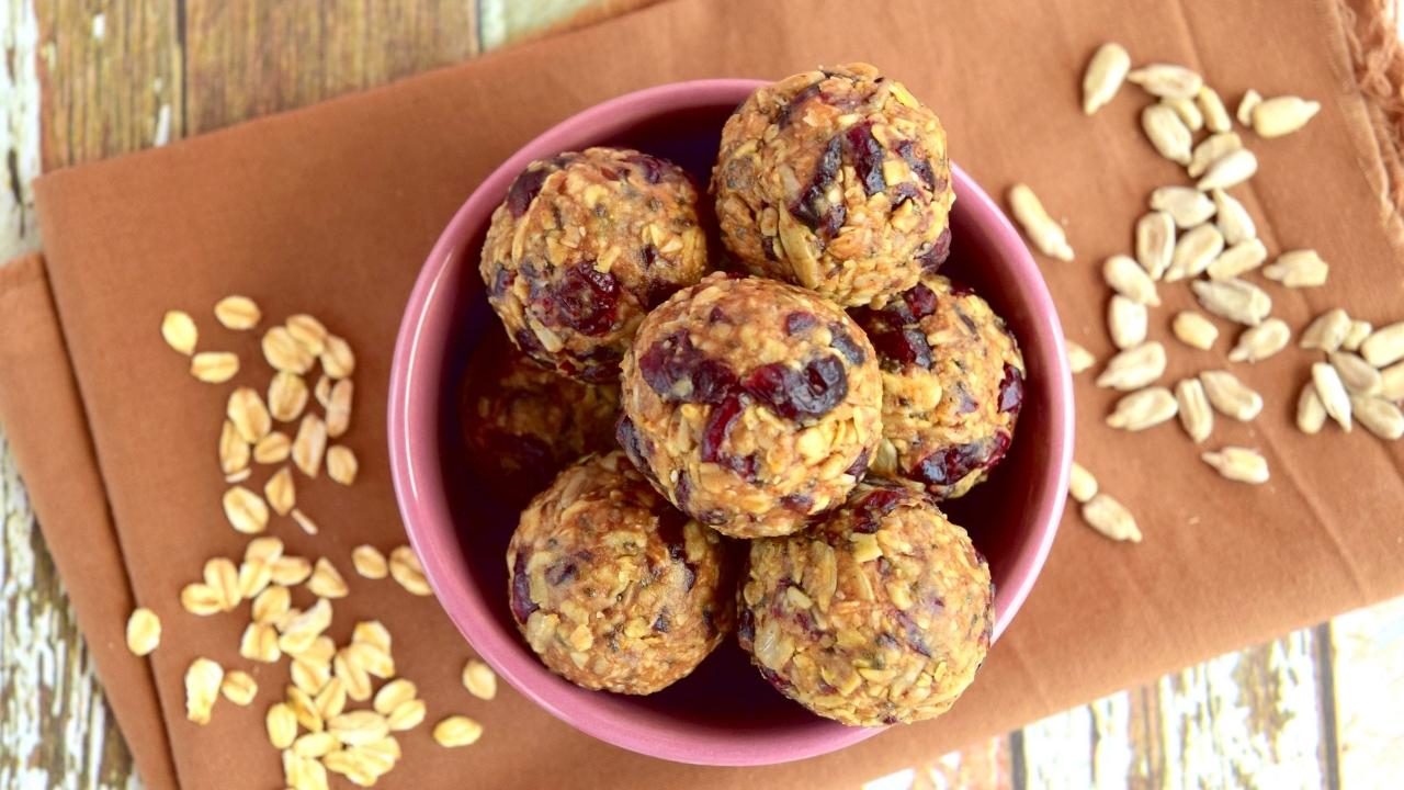 Resepti energiakakkuille kaurapuurolla: kuinka valmistaa nopeasti ja helposti näitä terveellisiä makeita kakkuja.