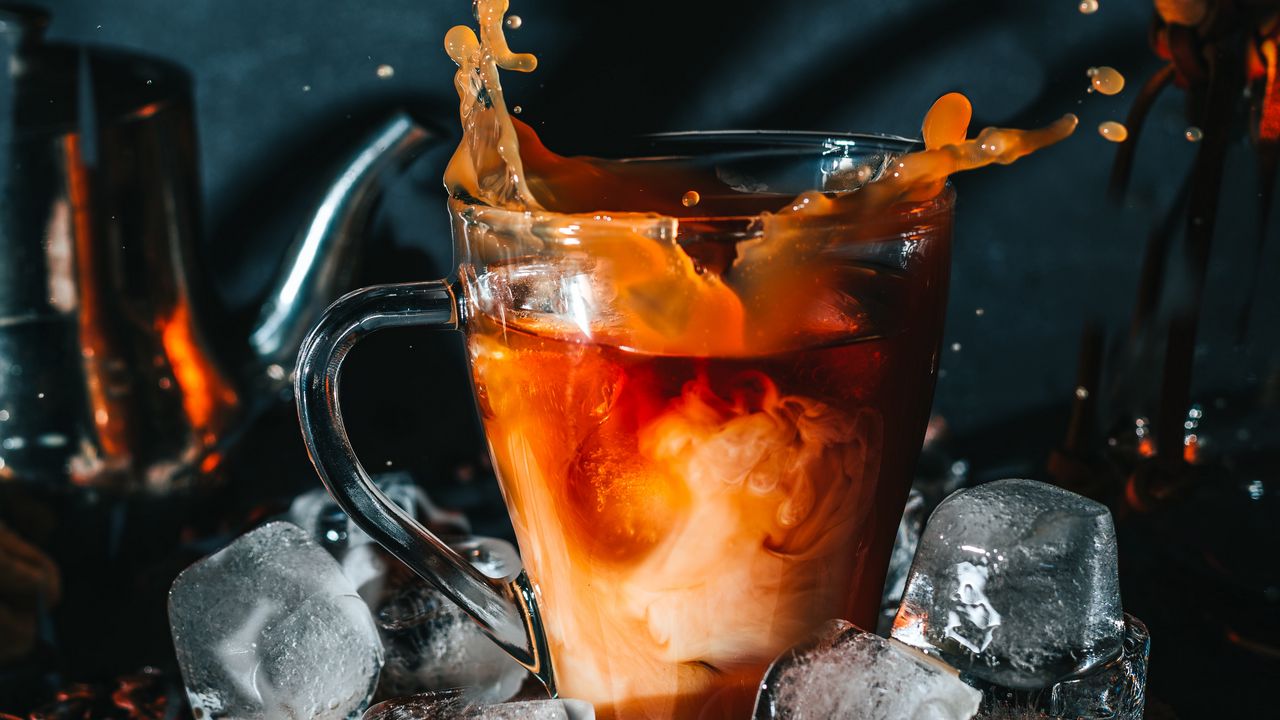 Kahvi jäällä ja sipulilla: helppo resepti epätavalliselle espressolle maidon kera.