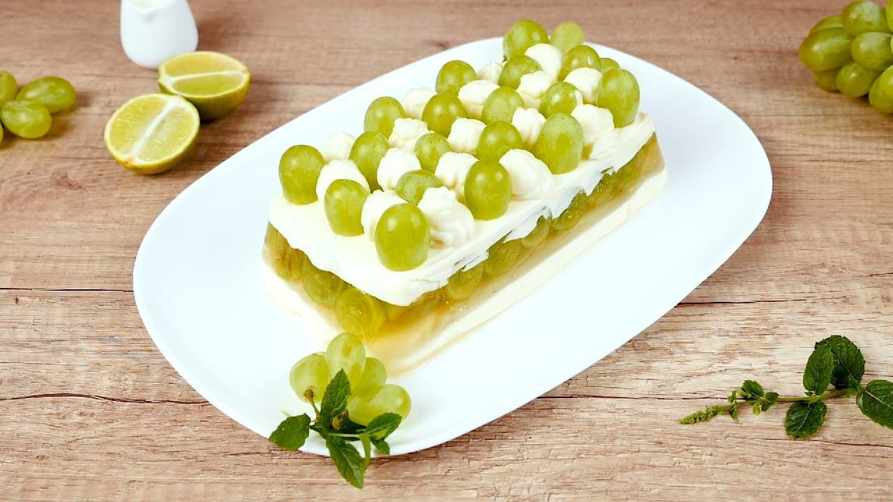 Karamellisoiduilla viinirypäleillä koristeltu juustokakku – makea jäähyväinen kuluneelle vuodelle.