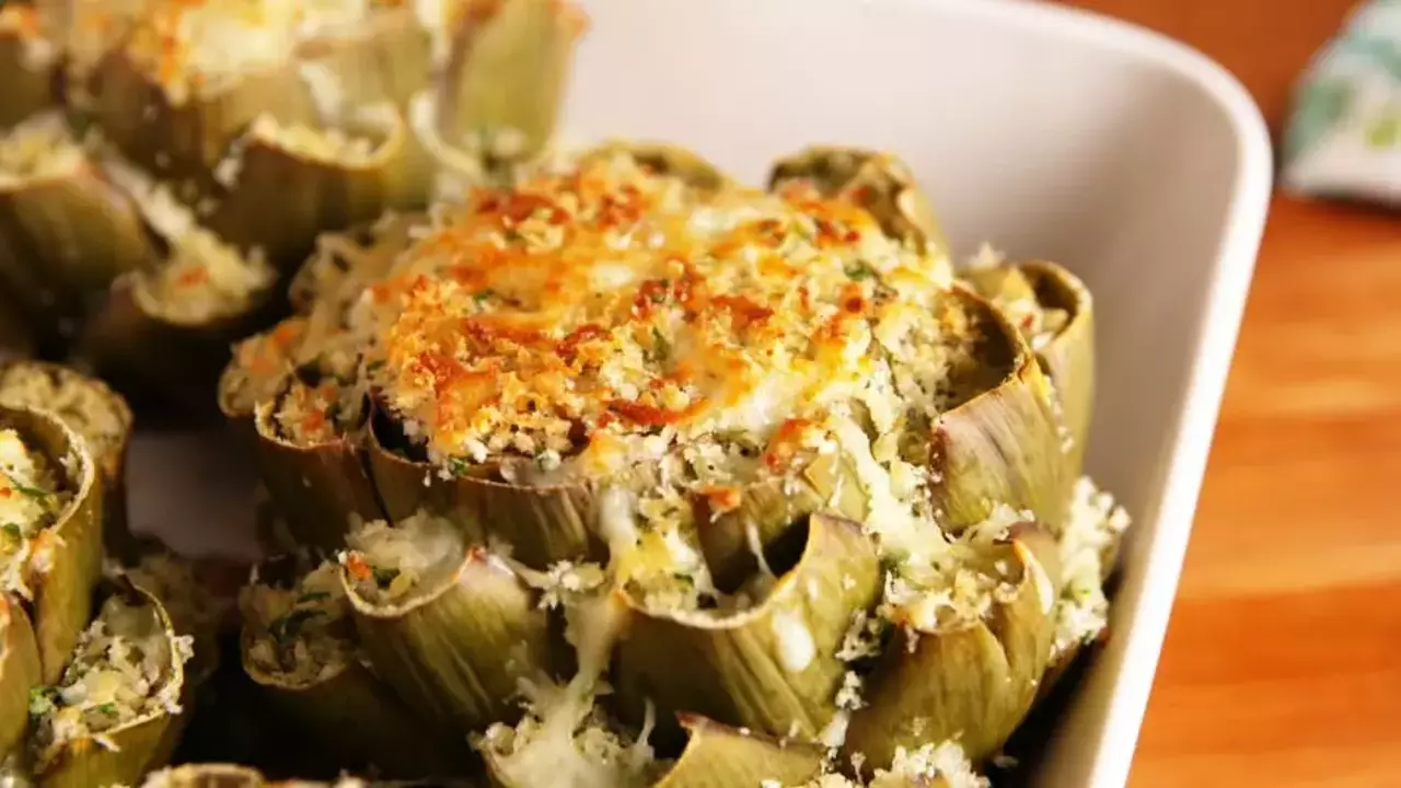 Artisokat tempurassa kevyen romesco-kastikkeen ja soijakastikkeen kera.