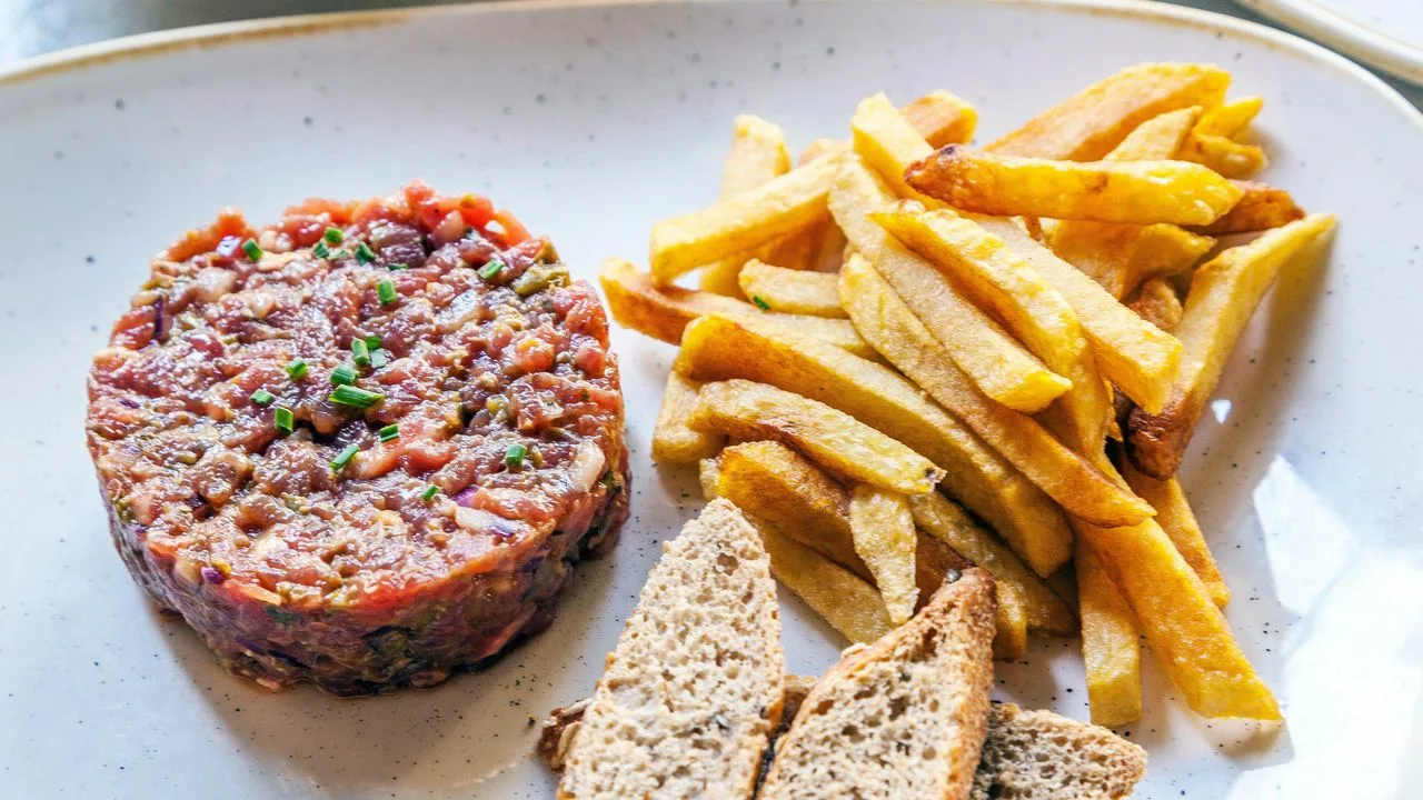 Hash brown -perunat ja Joseba Arginiyan steak-tartar: ”Erityisesti raakan lihan ystäville”