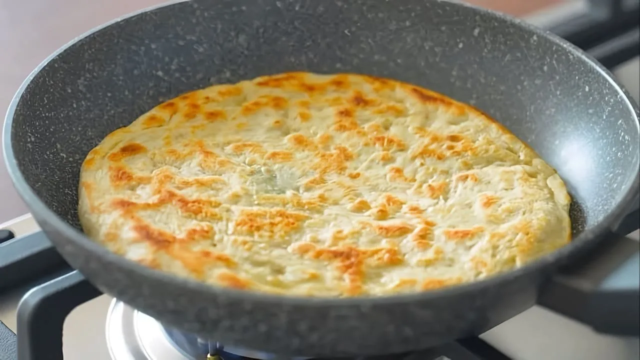 Pannulla ilman uunia valmistettu leipä: valmistusaika on 10 minuuttia ja tarvitset vain 3 ainesosaa.