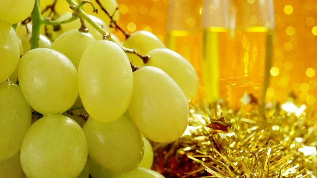 Ei pöydällä eikä muovipusseissa: helppo tapa estää viinirypäleiden pilaantuminen uudenvuodenyönä.