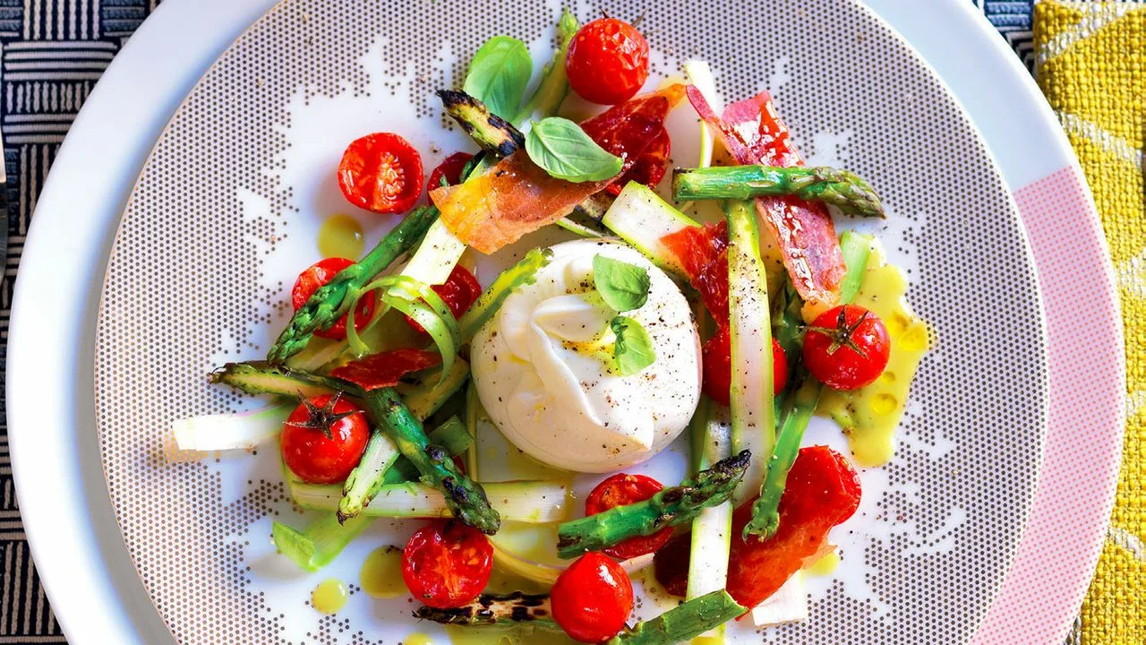 Pinsa burratalla: rapea kuori, tuoreet tomaatit ja pesto – suoraan uunista.