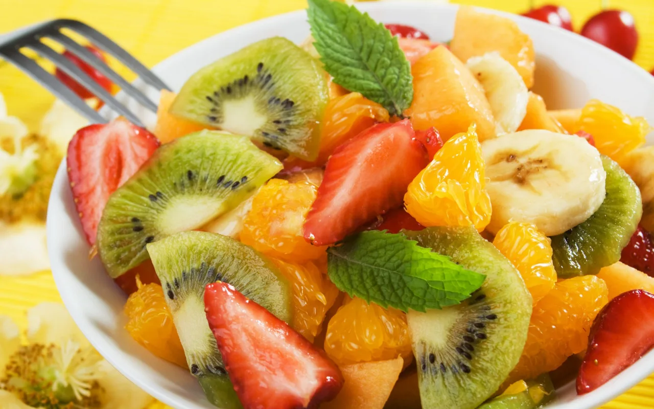 Hedelmä-juustosalaatti – terveellinen tapa aloittaa vuosi.