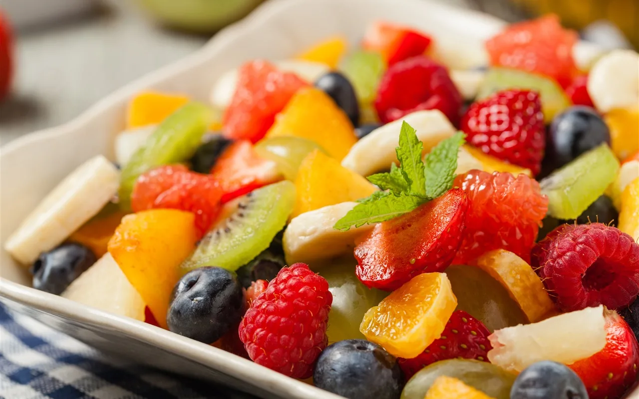 Hedelmä-juustosalaatti – terveellinen tapa aloittaa vuosi.