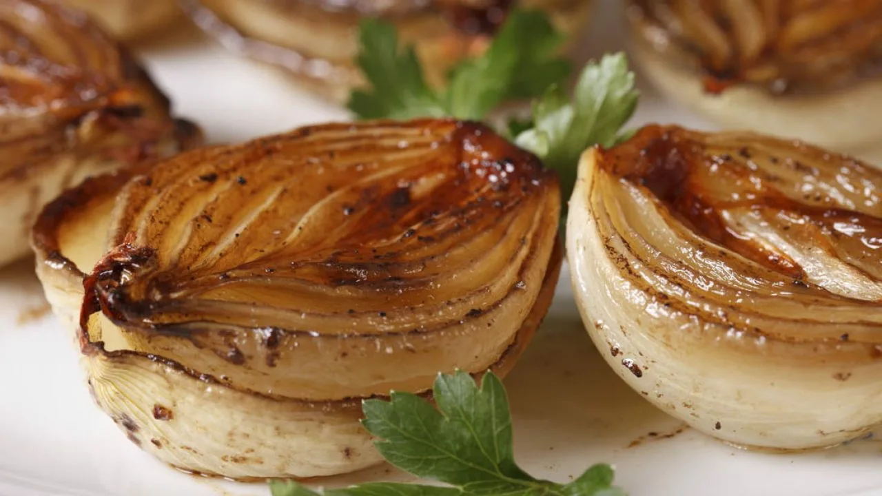 Kuinka valmistaa karamellisoitua sipulia valkoviinissä – hienostunut lisä ruokiisi.