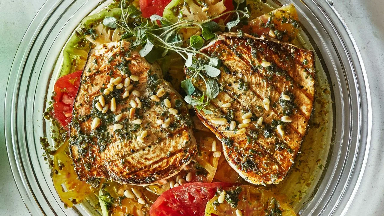 Paistettu miekkakala-pihvi – helppo resepti mehukkaalle kalalle sitruunan kera.
