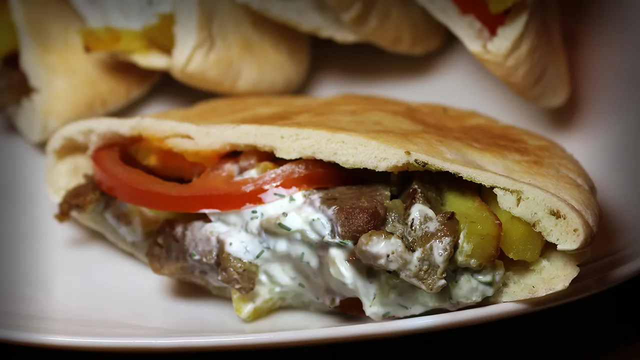 Kotitekoinen gyros tzatziki-kastikkeella, aito välimerellinen maku.