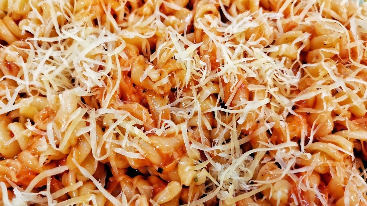 Teen juustotahnaa. Se on erittäin maukasta ja sopii erinomaisesti leivän kanssa.