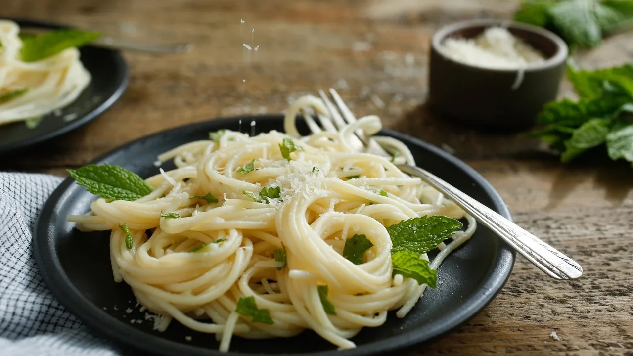 Teen juustotahnaa. Se on erittäin maukasta ja sopii erinomaisesti leivän kanssa.