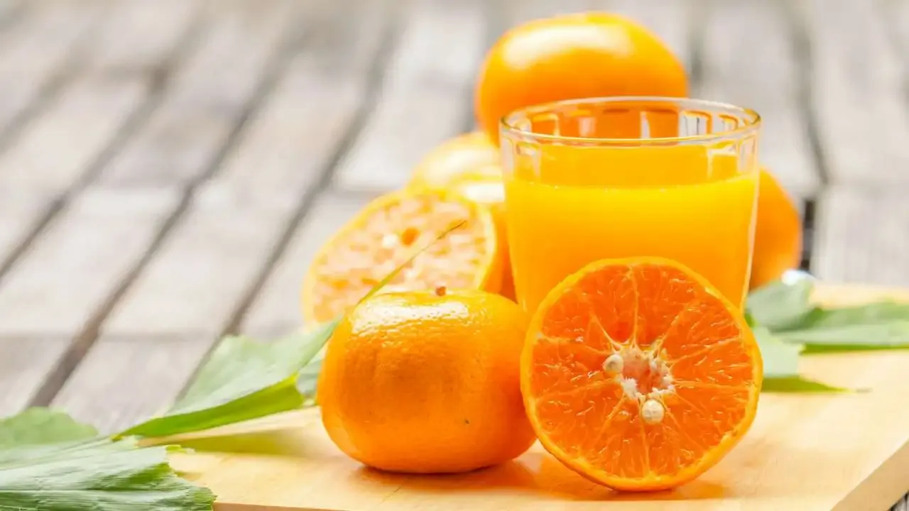 Kuinka valmistaa matcha-teetä appelsiinimehusta